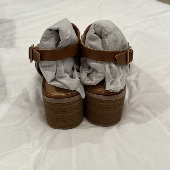 NWT! Woven Pattern Heeled Sandals - Picture 3 of 4